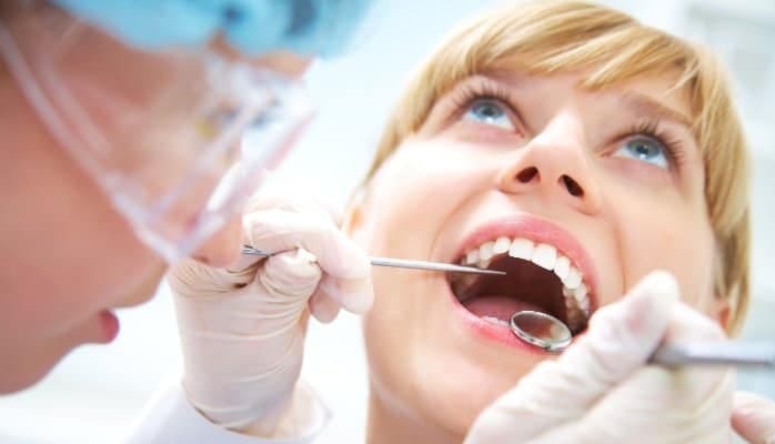 Dentiste qui pratique un bilan dentaire