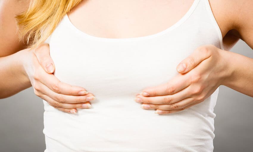 Femme qui remonte sa poitrine