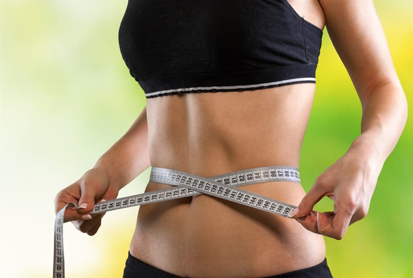 Femme mesurant son tour de taille