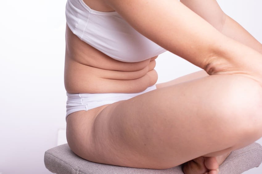 Bourrelet abdominal sur une femme
