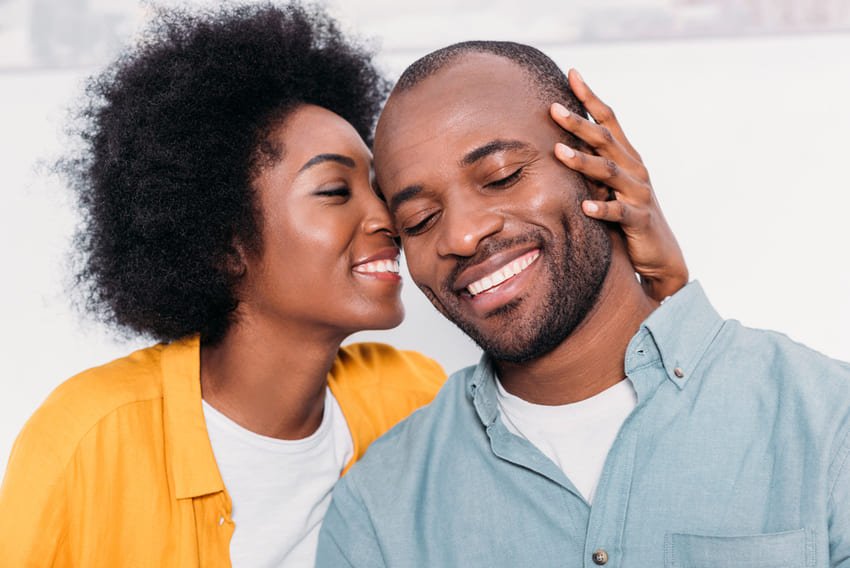 couple amoureux avec un homme sans cheveux